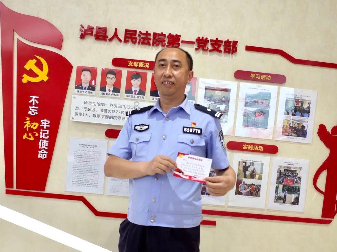 谭咏麟首度返广东老家祭祖，祖屋前留影颇感触，乡亲争相合照送礼